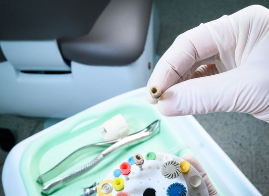 Preparo de Pinos Intraradiculares: passo a passo com Contra-ângulo